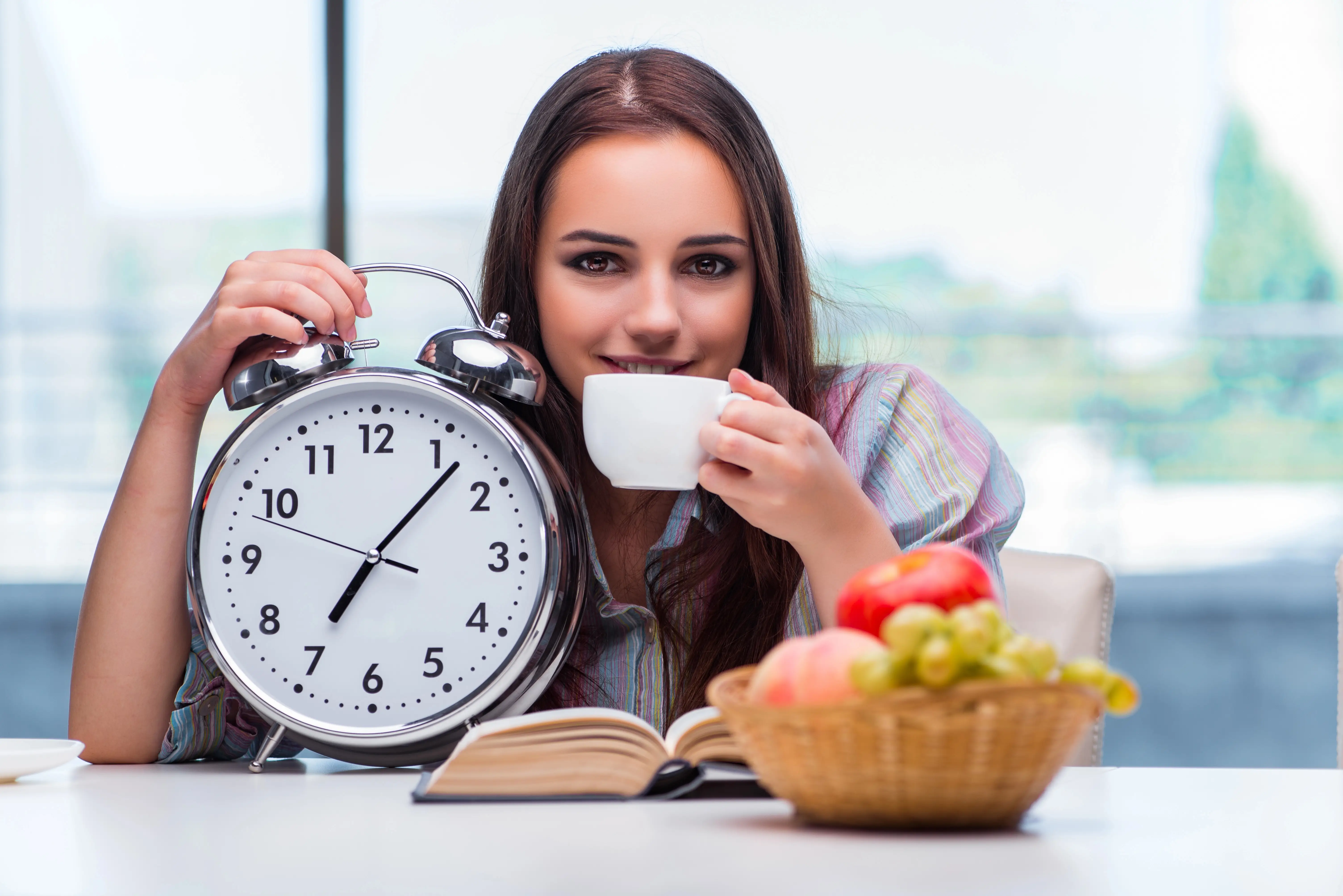 Chica joven esperando a romper el ayuno para desayunar