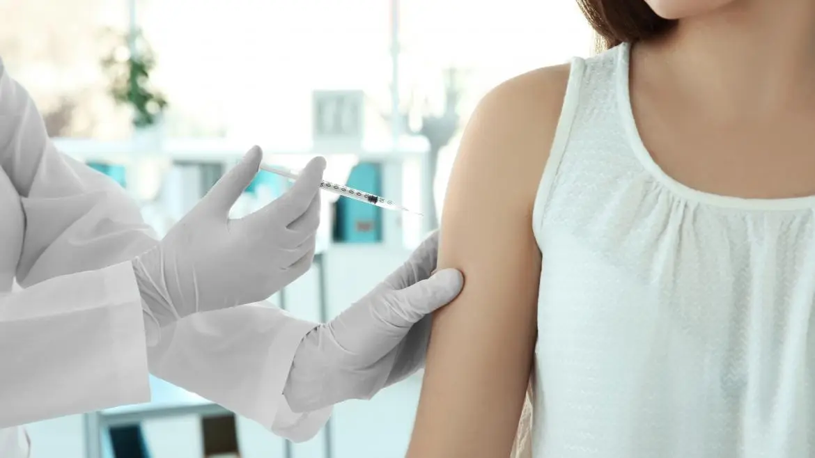 Medico proporcionando la vacuna del virus del papiloma